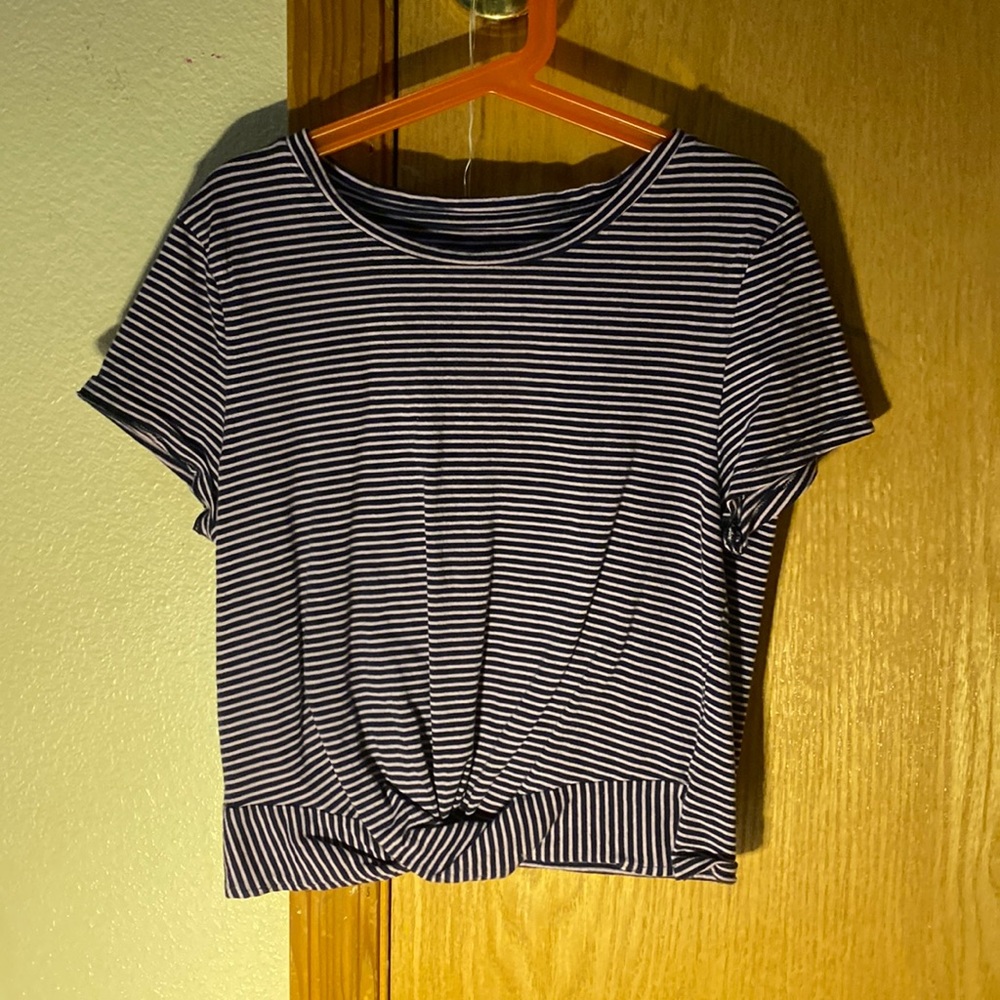 crop top, has a crossover/sinch at the bottom so it makes it very flattering